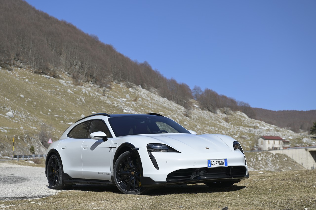 Porsche Taycan Cross Turismo Turbo S: prova su strada