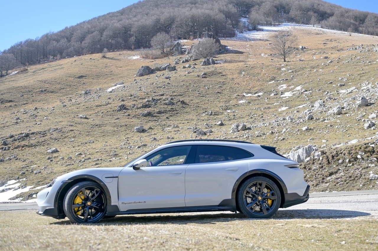 Porsche Taycan Cross Turismo Turbo S: prova su strada