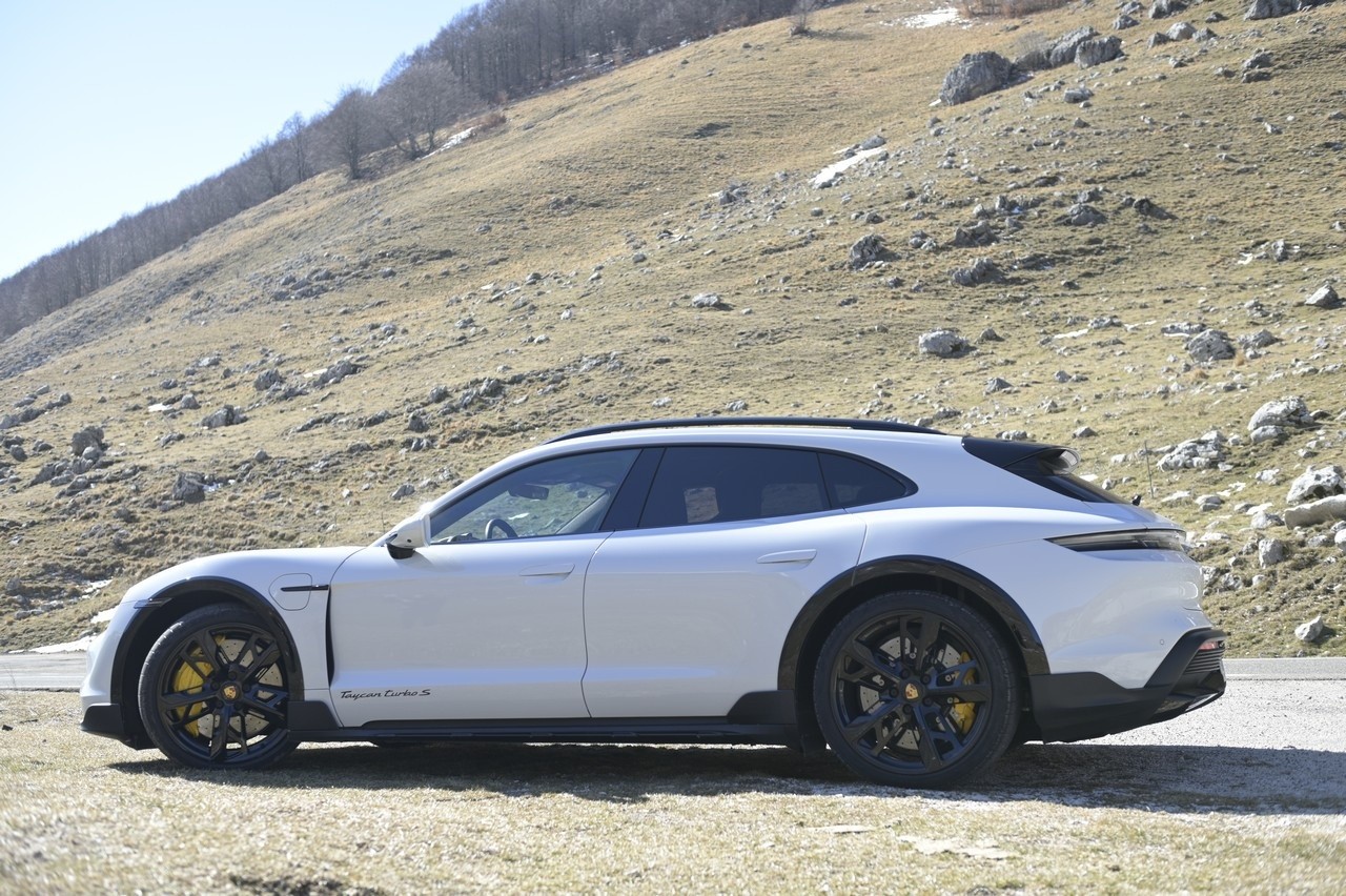 Porsche Taycan Cross Turismo Turbo S: prova su strada