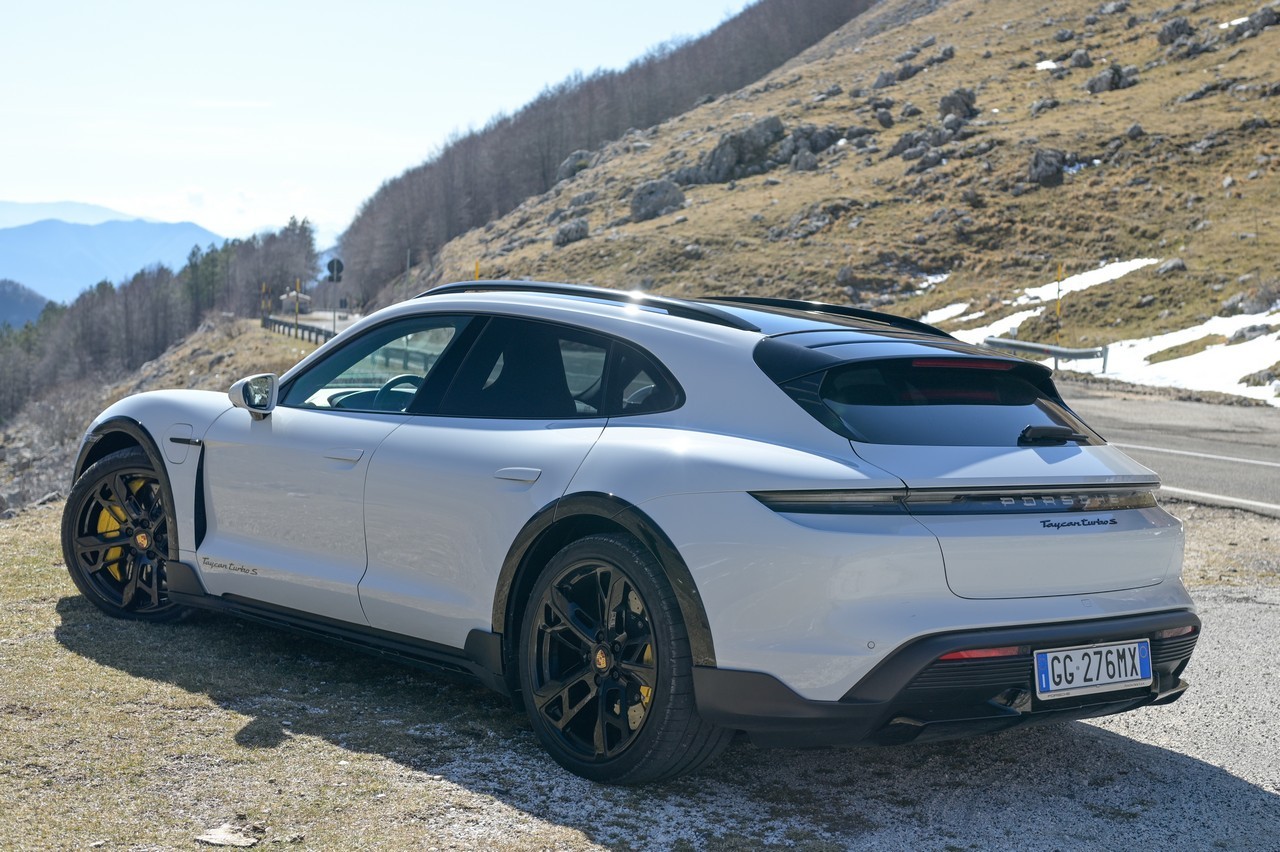 Porsche Taycan Cross Turismo Turbo S: prova su strada