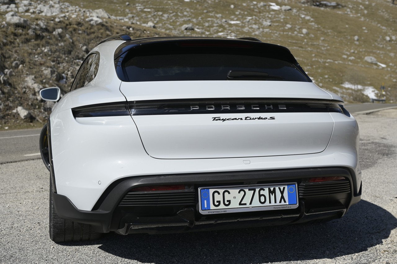 Porsche Taycan Cross Turismo Turbo S: prova su strada