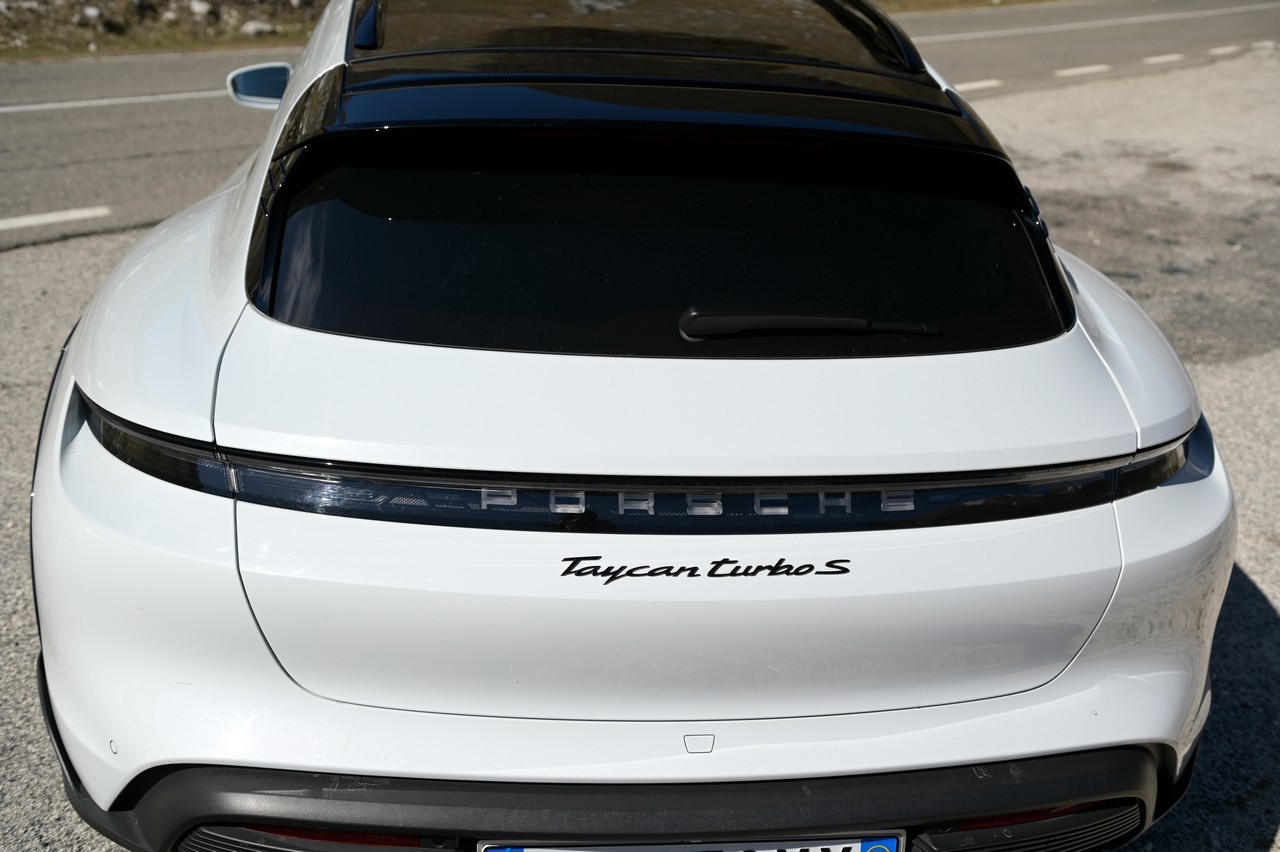 Porsche Taycan Cross Turismo Turbo S: prova su strada