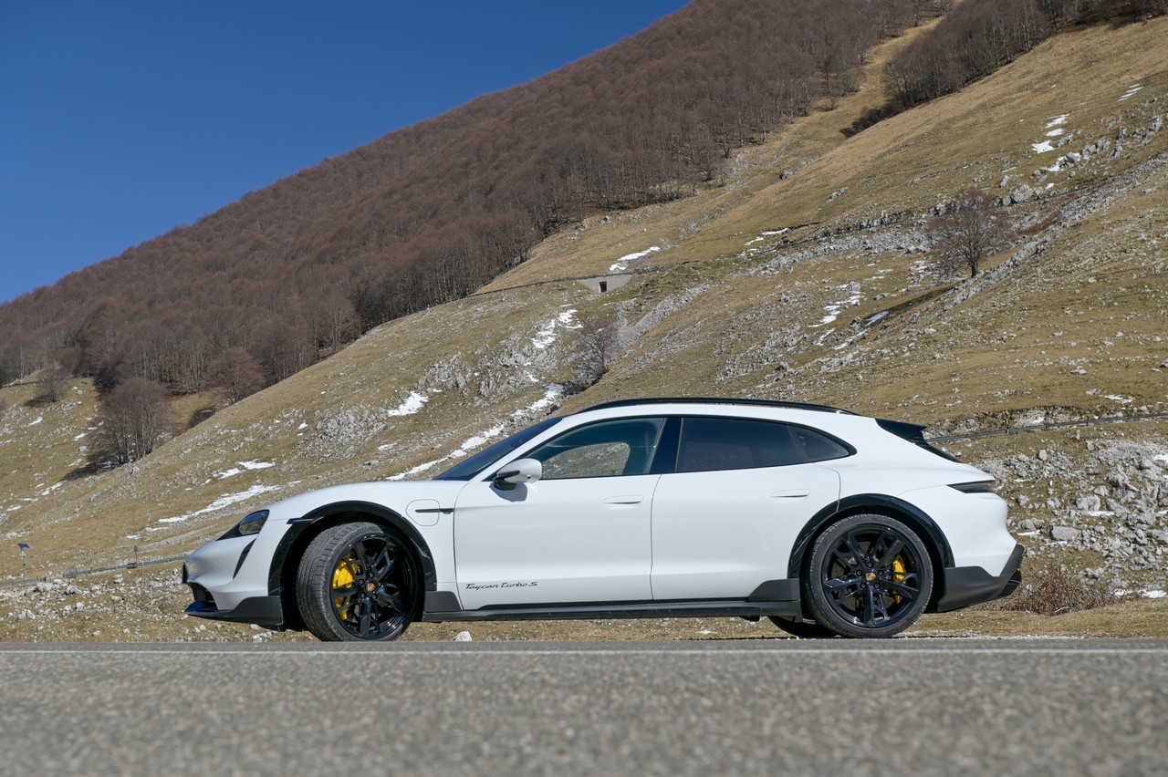 Porsche Taycan Cross Turismo Turbo S: prova su strada