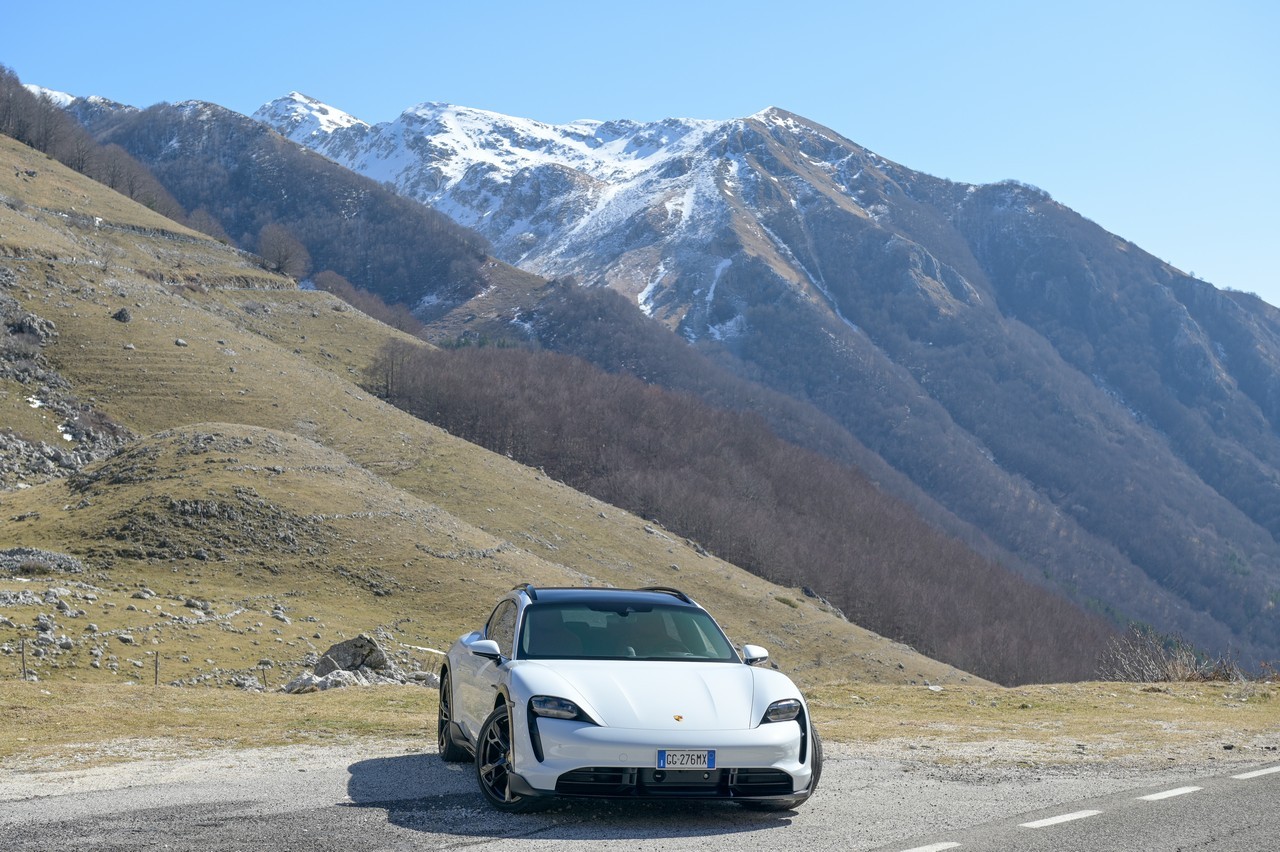 Porsche Taycan Cross Turismo Turbo S: prova su strada