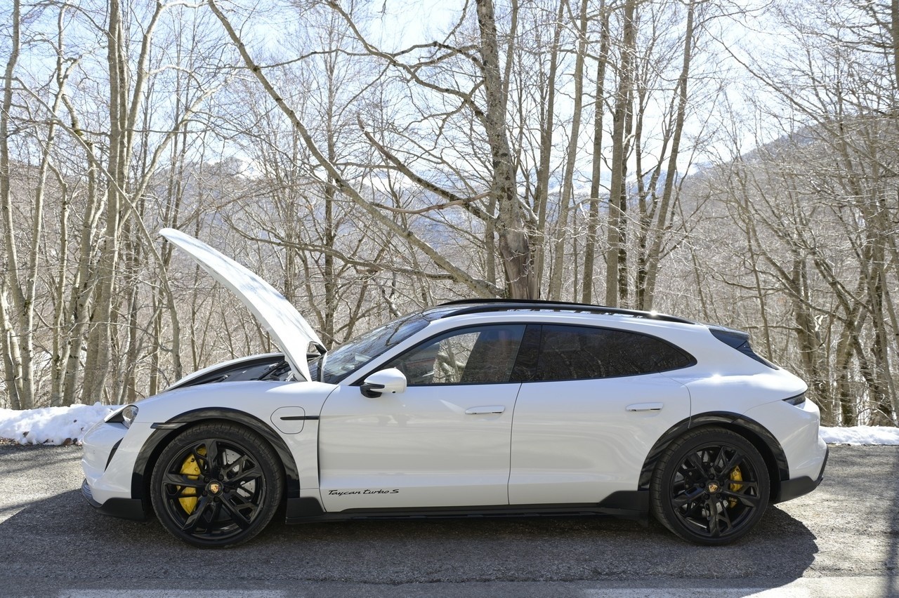 Porsche Taycan Cross Turismo Turbo S: prova su strada