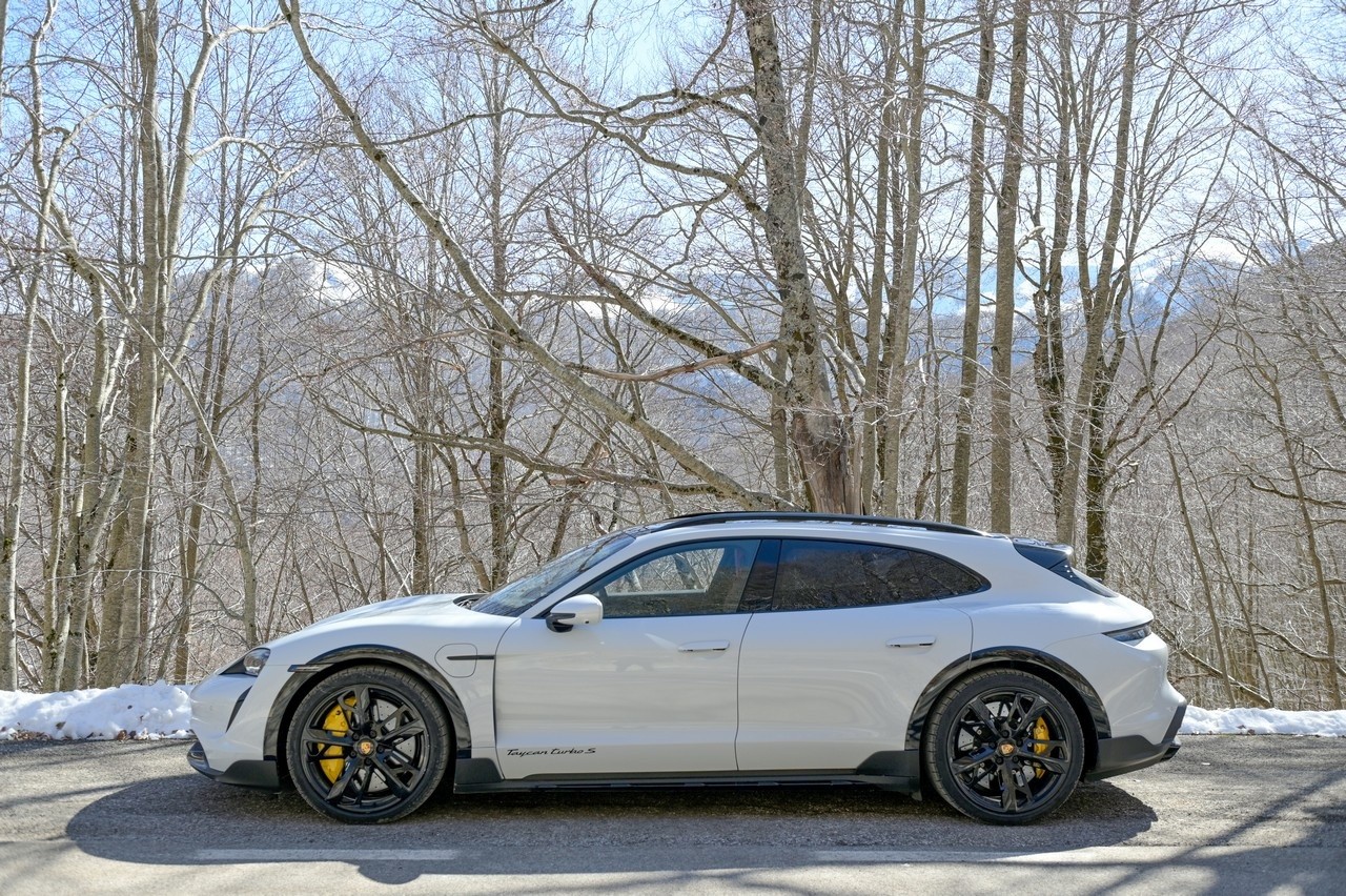 Porsche Taycan Cross Turismo Turbo S: prova su strada