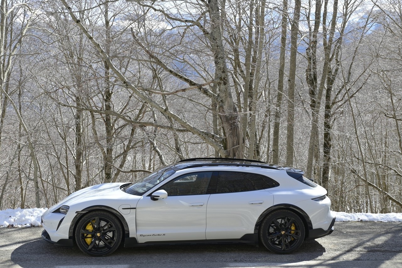 Porsche Taycan Cross Turismo Turbo S: prova su strada