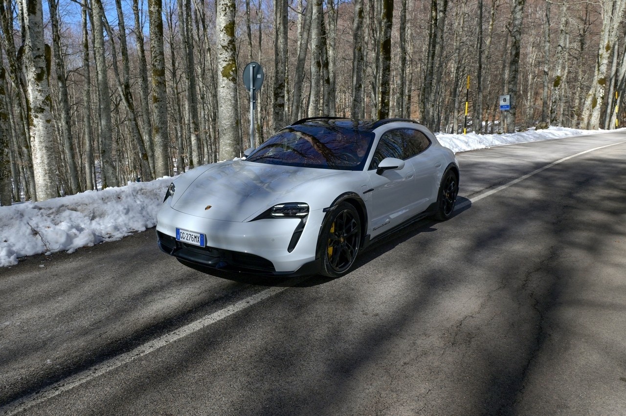 Porsche Taycan Cross Turismo Turbo S: prova su strada