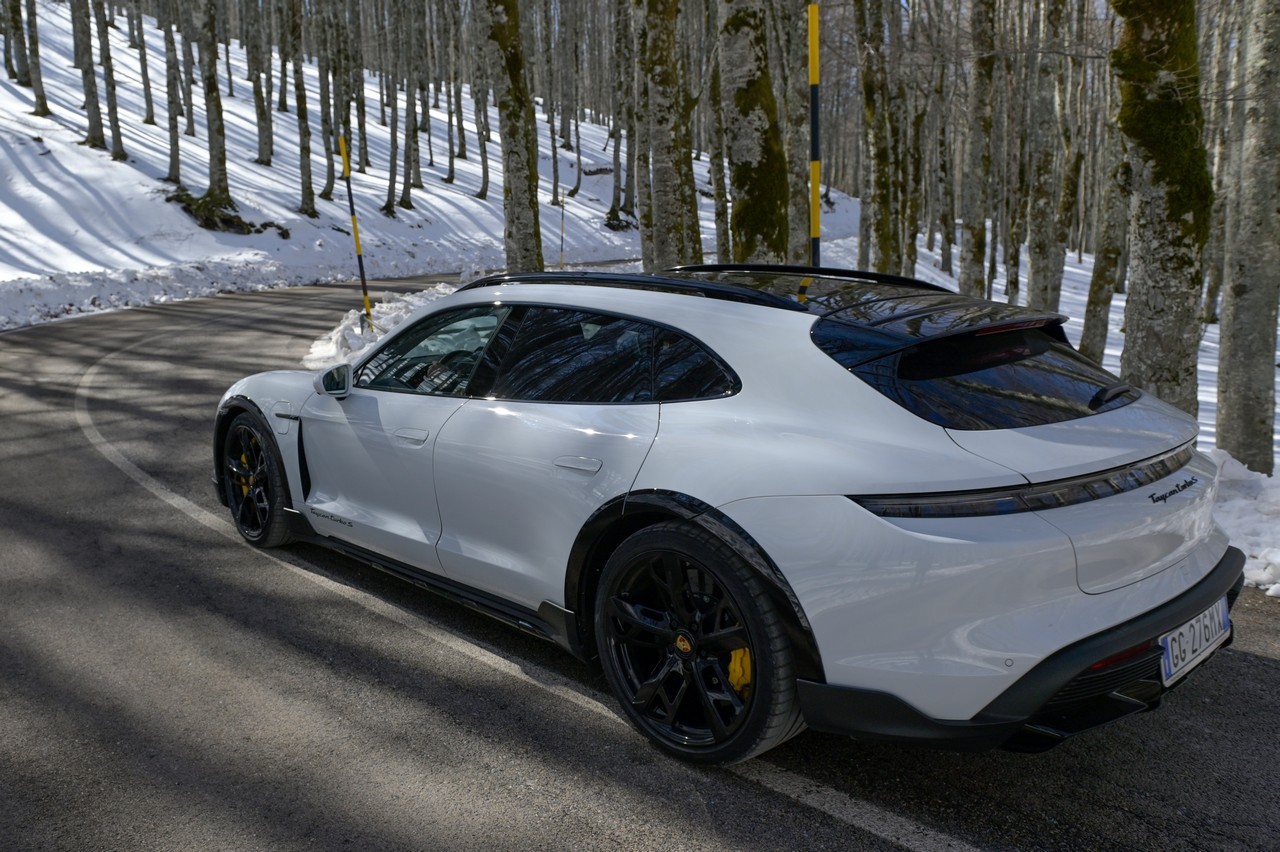 Porsche Taycan Cross Turismo Turbo S: prova su strada