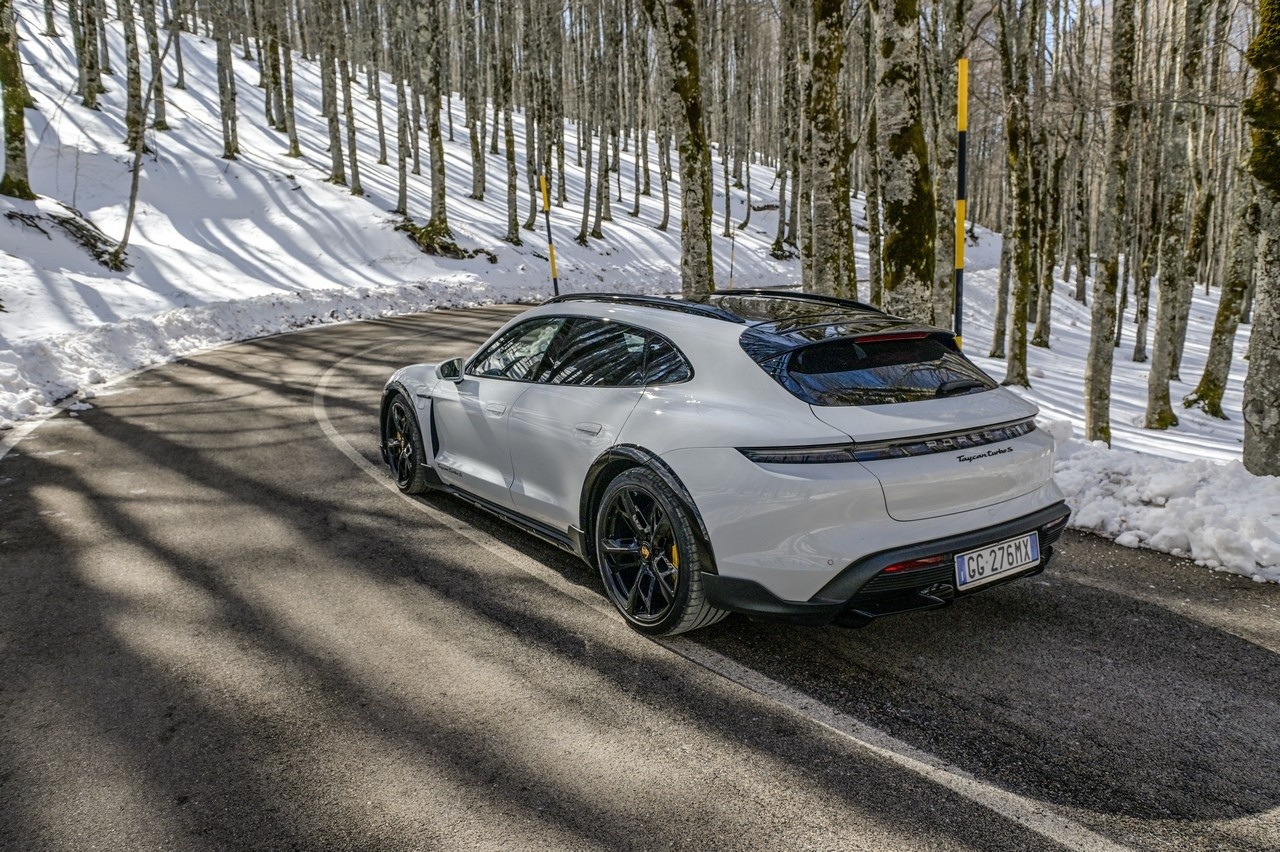 Porsche Taycan Cross Turismo Turbo S: prova su strada