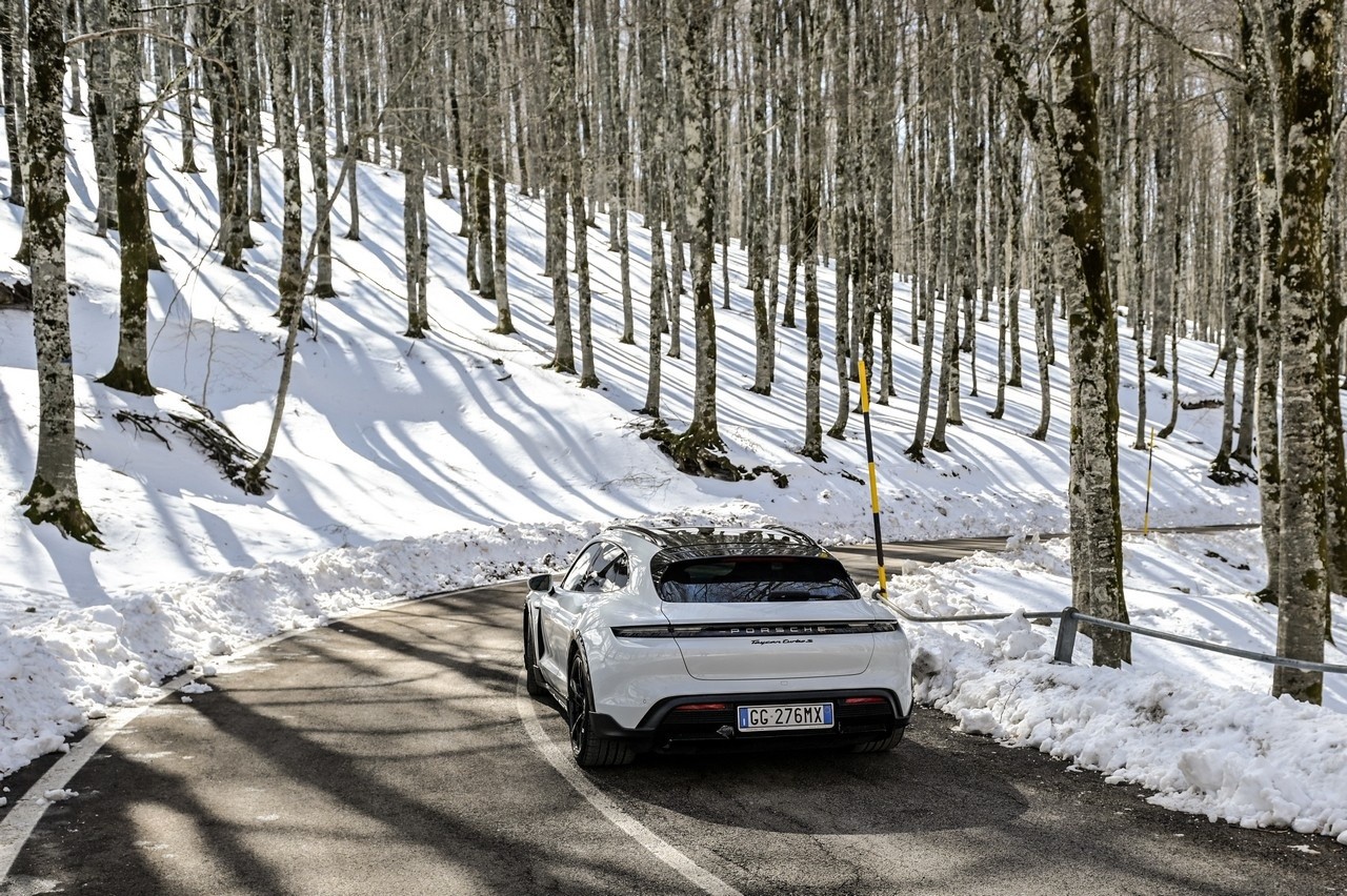 Porsche Taycan Cross Turismo Turbo S: prova su strada