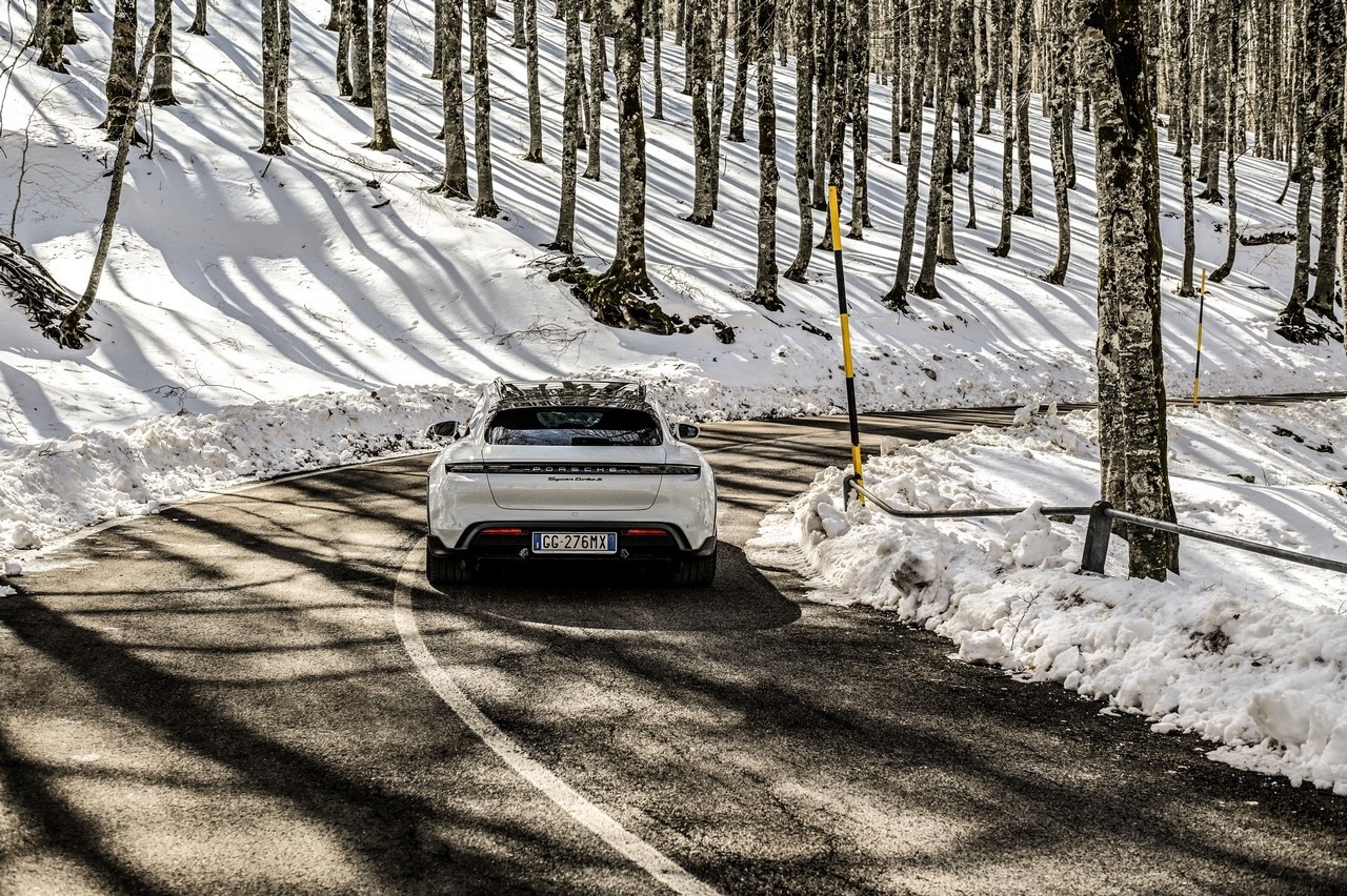 Porsche Taycan Cross Turismo Turbo S: prova su strada