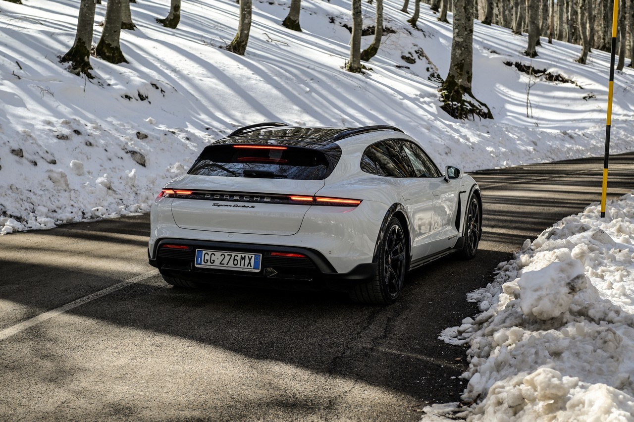 Porsche Taycan Cross Turismo Turbo S: prova su strada