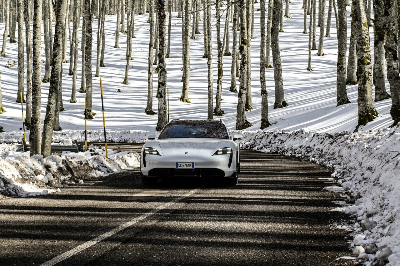 Porsche Taycan Cross Turismo Turbo S: prova su strada