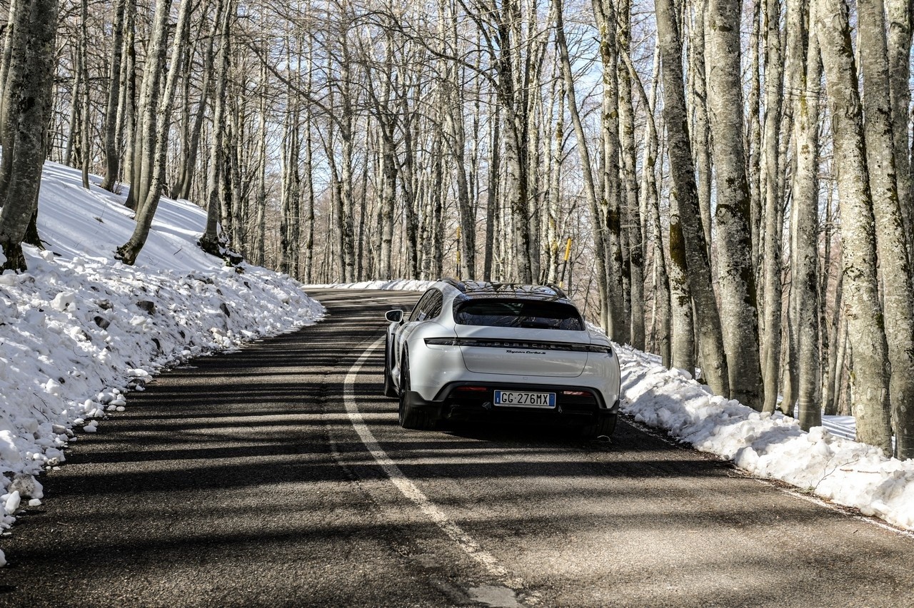 Porsche Taycan Cross Turismo Turbo S: prova su strada