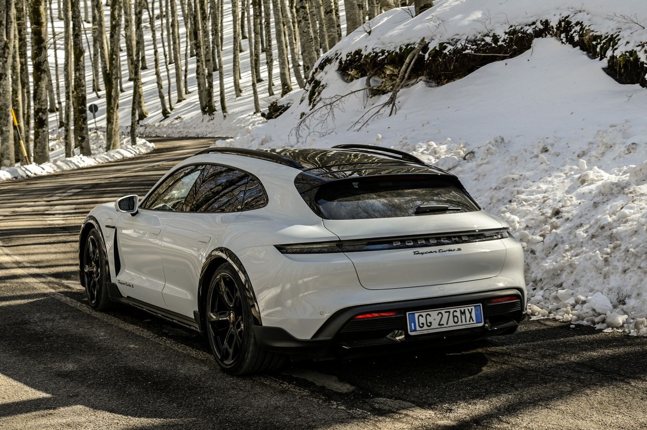 Porsche Taycan Cross Turismo Turbo S: prova su strada