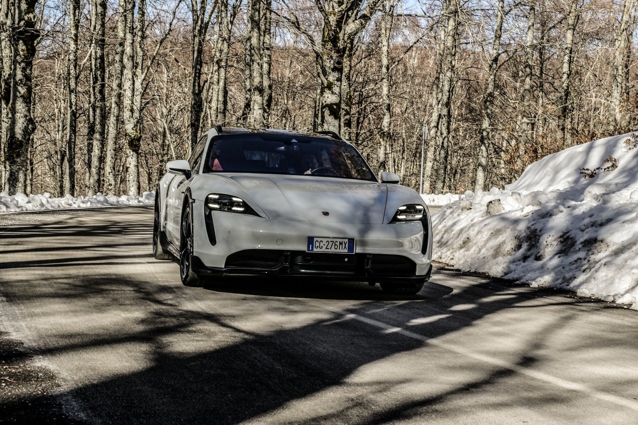 Porsche Taycan Cross Turismo Turbo S: prova su strada