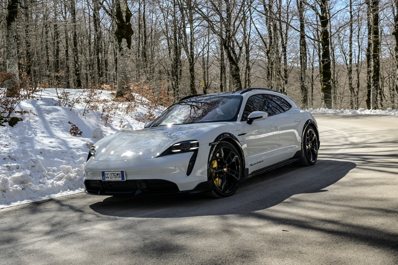 Porsche Taycan Cross Turismo Turbo S: prova su strada