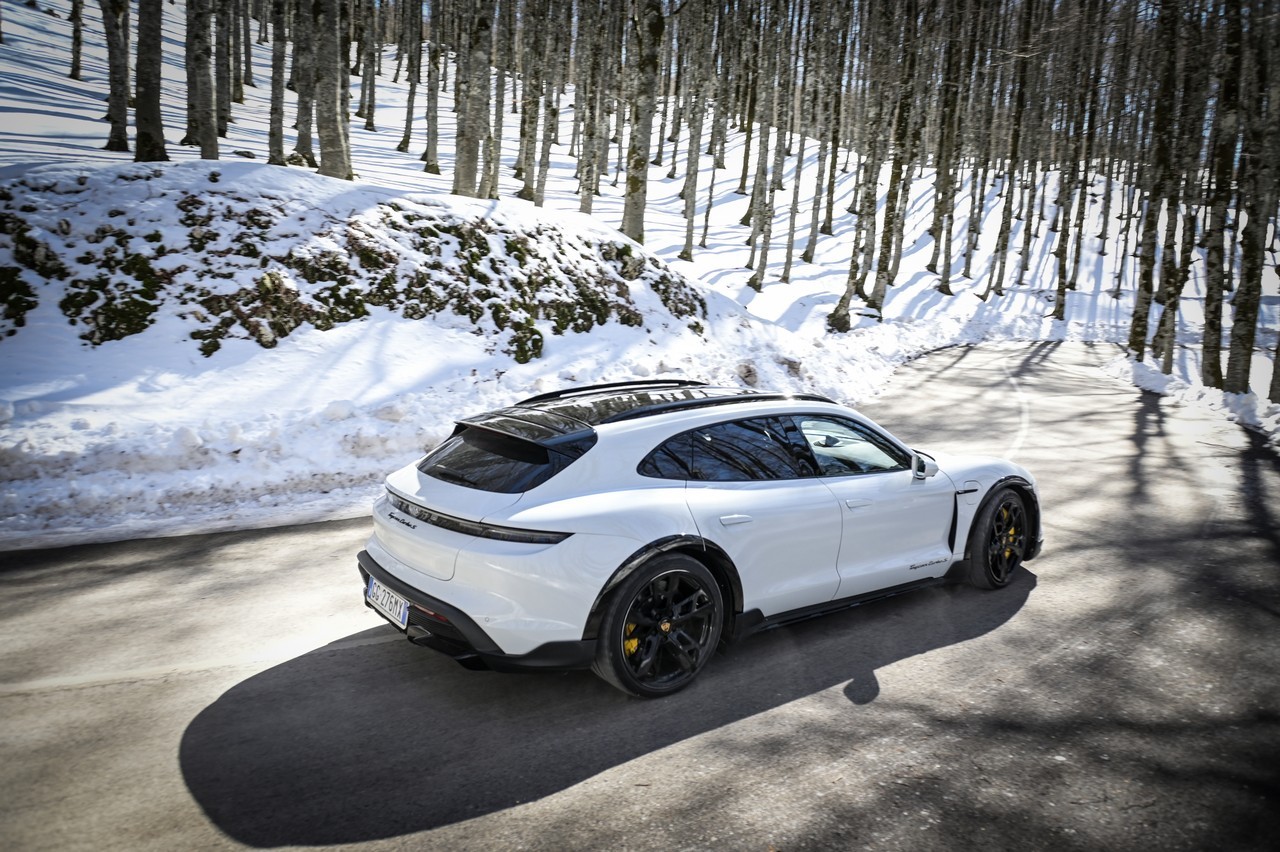 Porsche Taycan Cross Turismo Turbo S: prova su strada