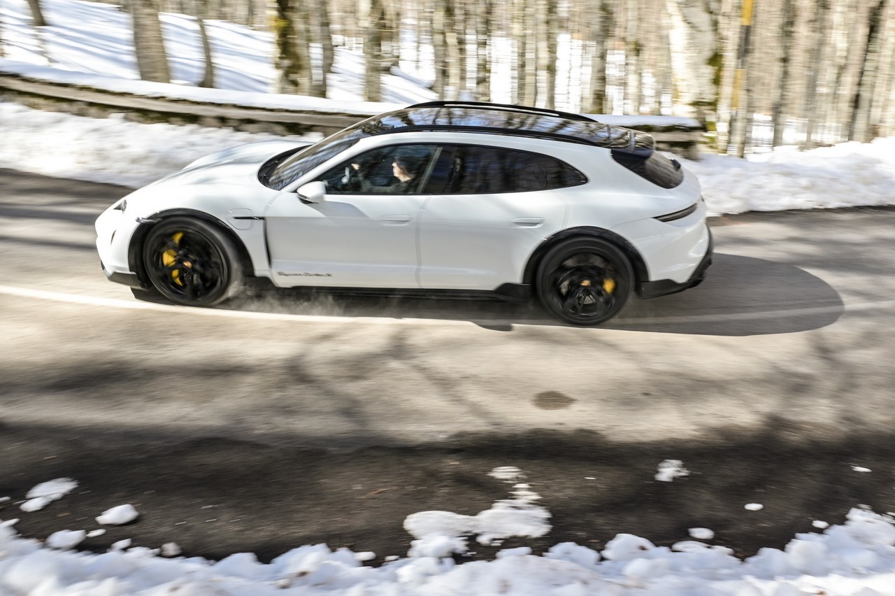 Porsche Taycan Cross Turismo Turbo S: prova su strada