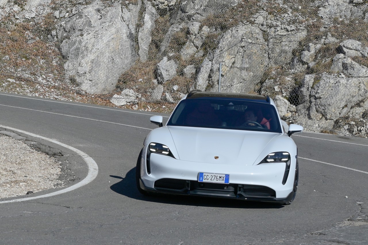 Porsche Taycan Cross Turismo Turbo S: prova su strada