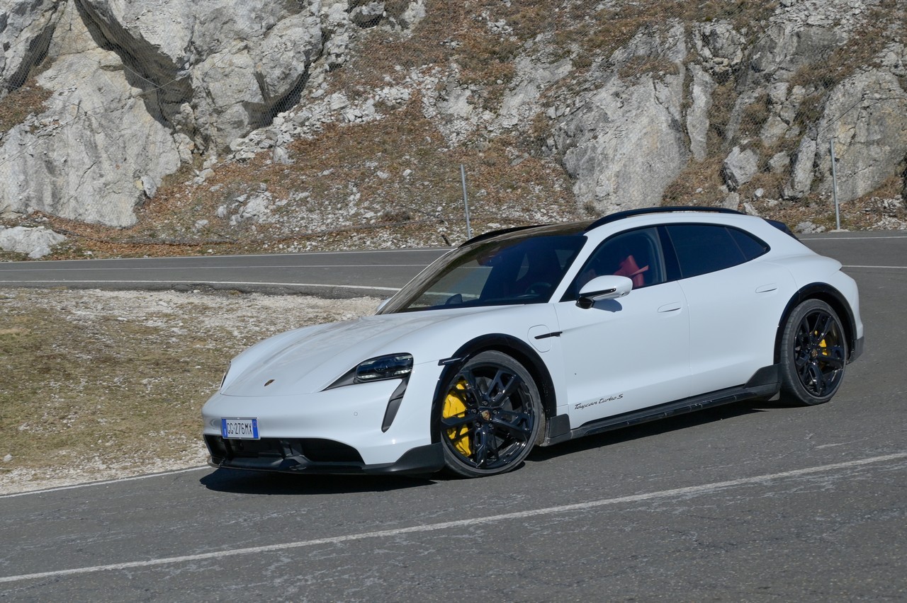 Porsche Taycan Cross Turismo Turbo S: prova su strada