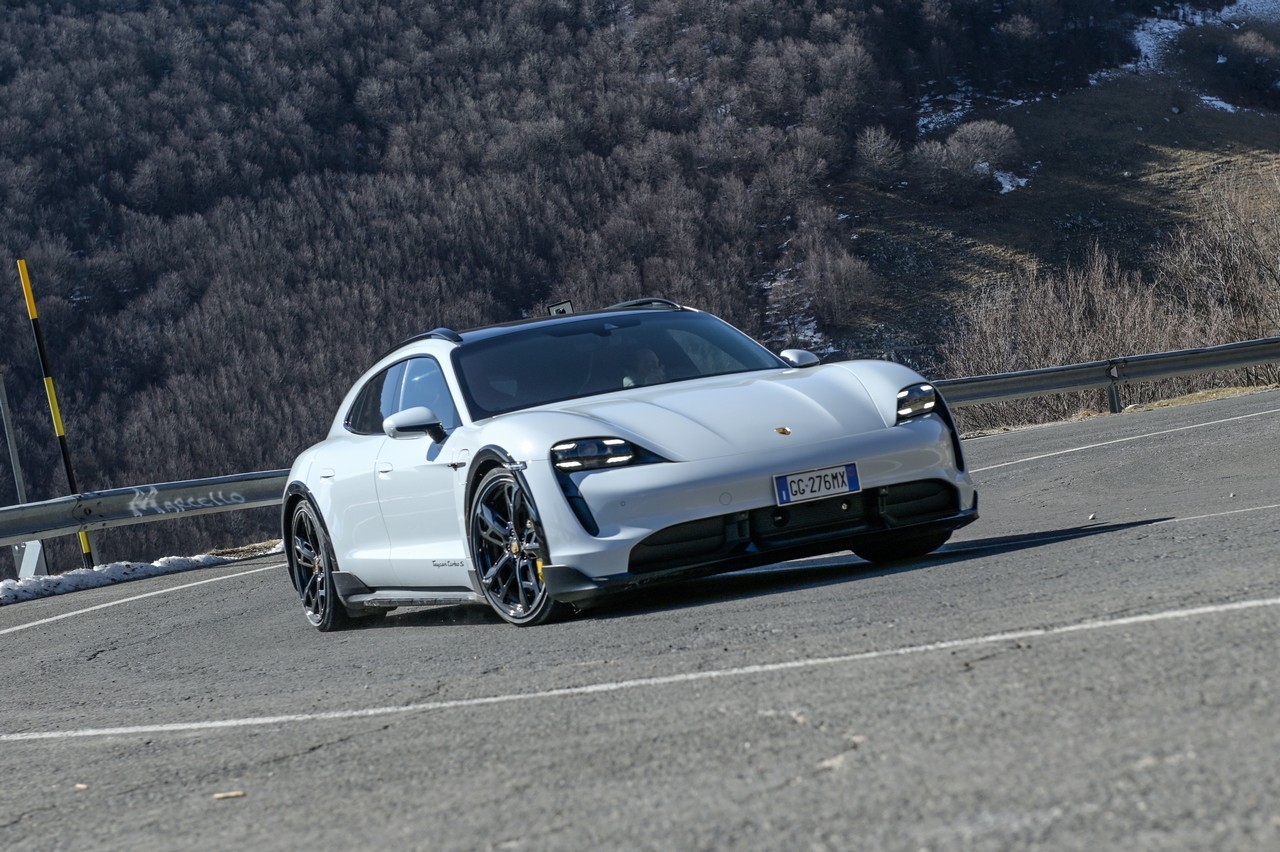 Porsche Taycan Cross Turismo Turbo S: prova su strada