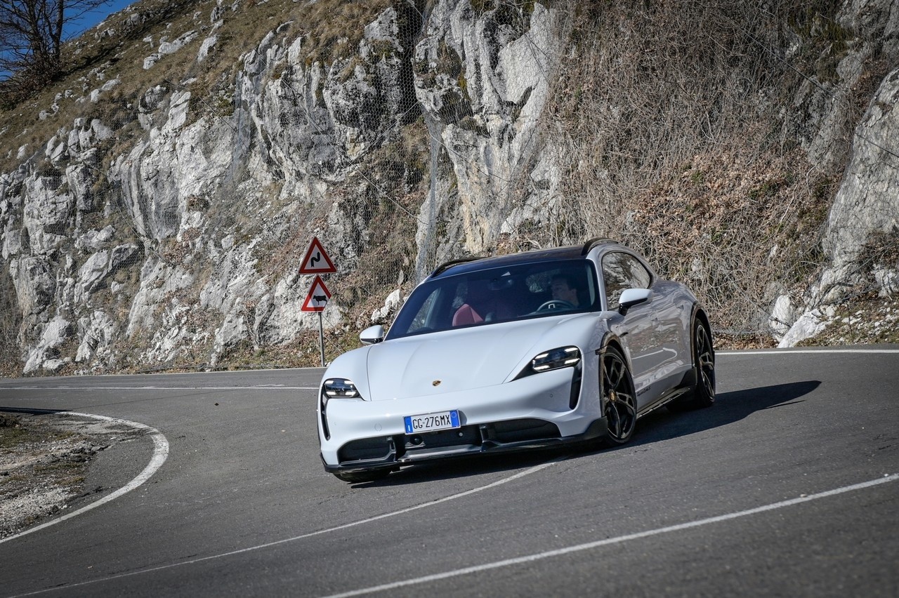 Porsche Taycan Cross Turismo Turbo S: prova su strada