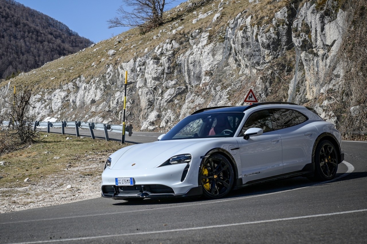 Porsche Taycan Cross Turismo Turbo S: prova su strada