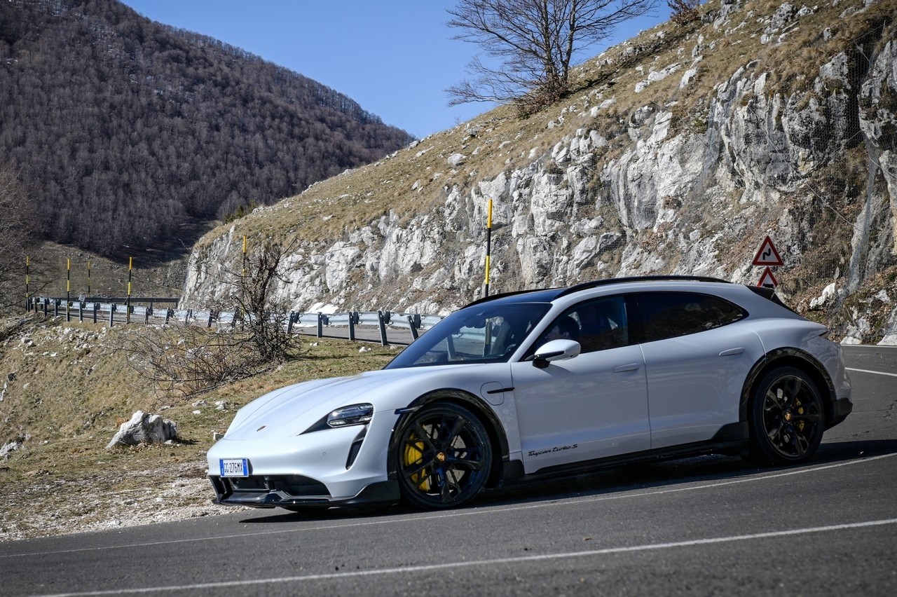 Porsche Taycan Cross Turismo Turbo S: prova su strada