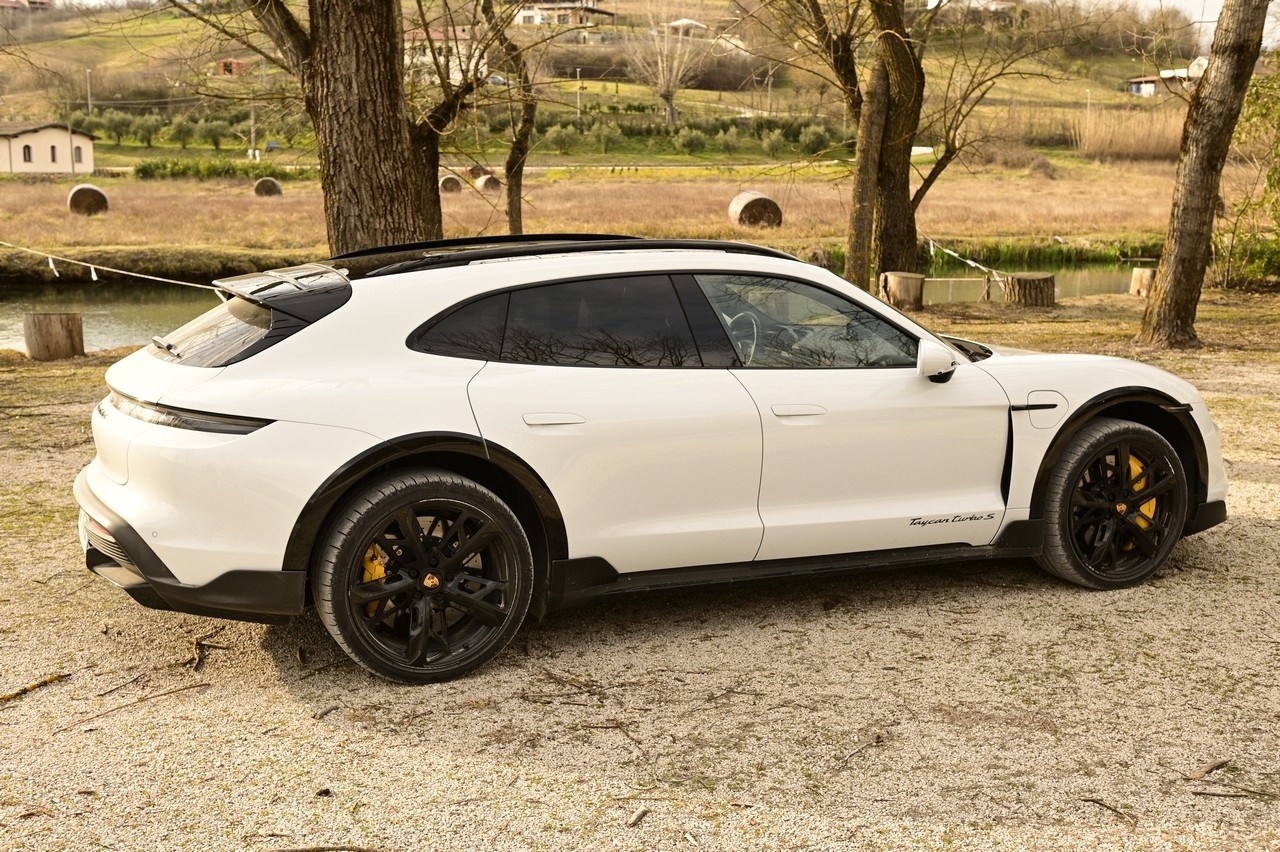 Porsche Taycan Cross Turismo Turbo S: prova su strada