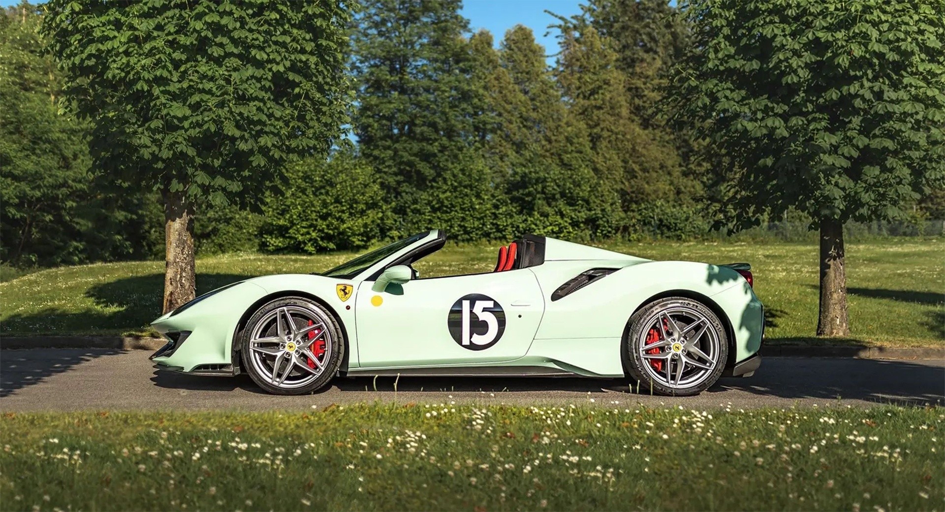 Ferrari 488 Pista Spider ispirata alla 250 GTO di Stirling Moss: le immagini