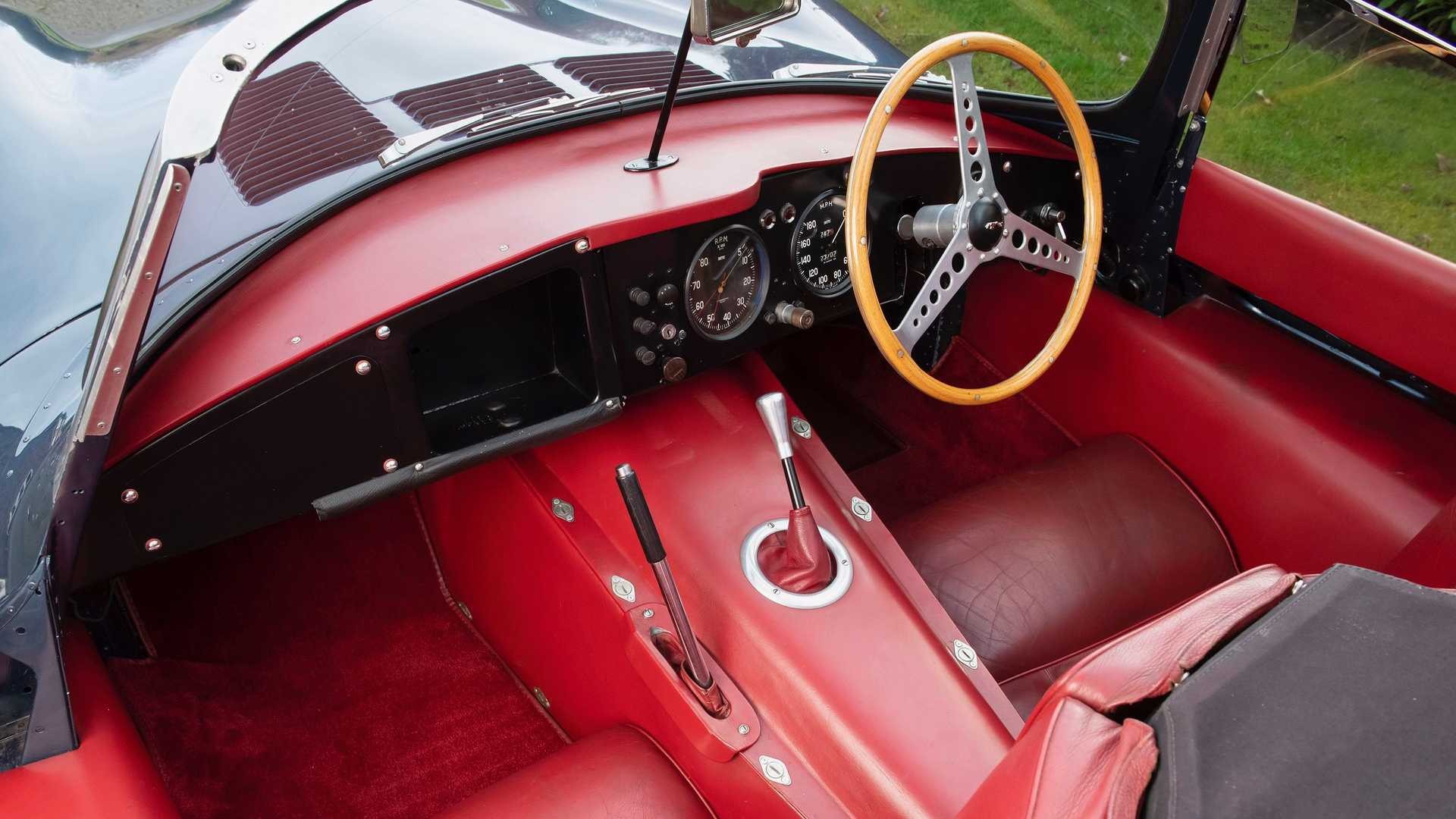 Jaguar XKSS Stradale: le immagini