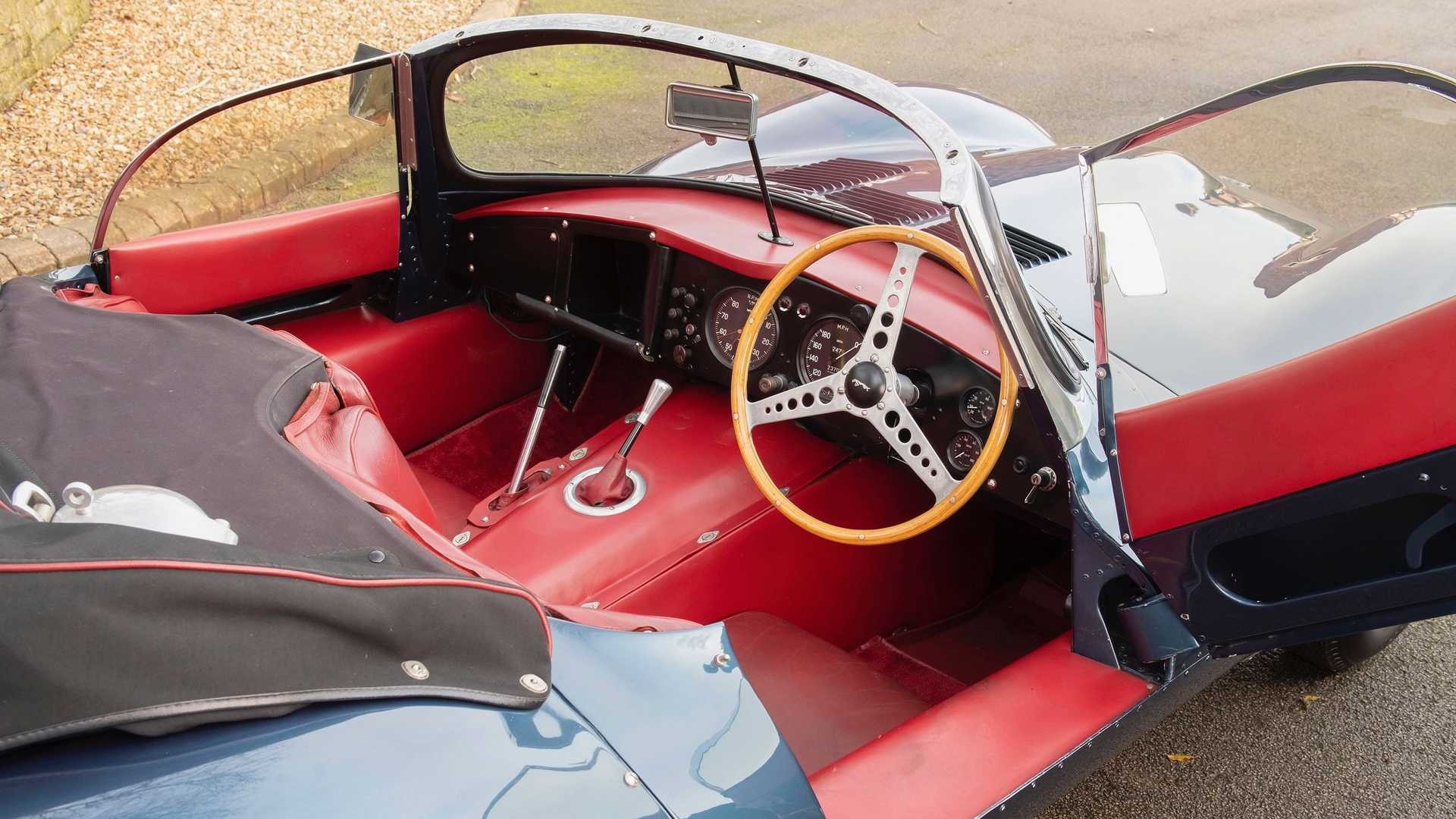 Jaguar XKSS Stradale: le immagini