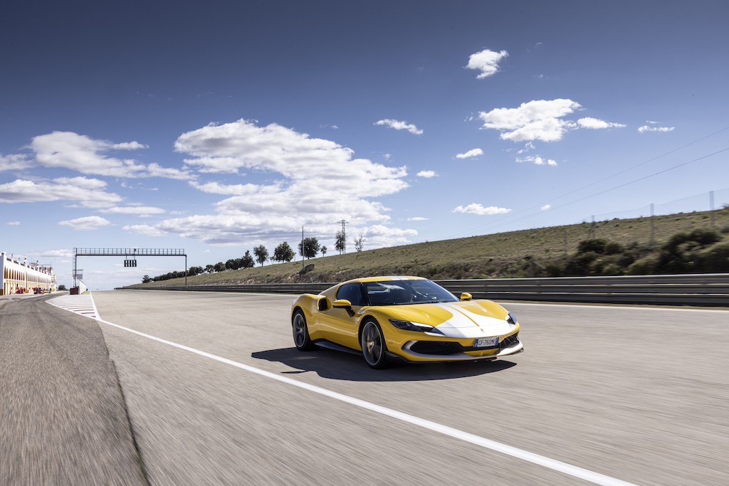 Ferrari 296 GTB: primo contatto con il colibrì di Maranello