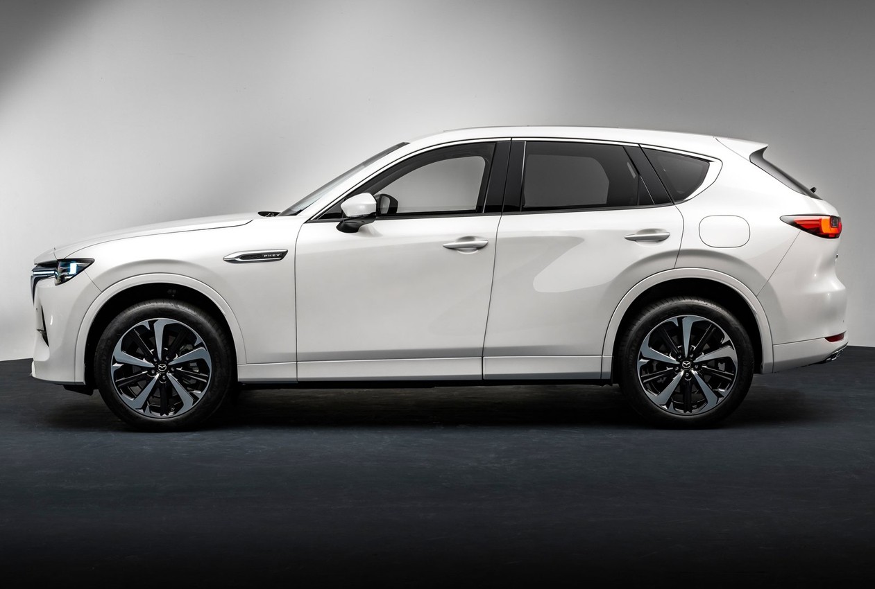 Mazda CX-60 PHEV: immagini ufficiali