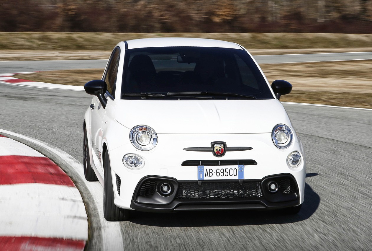 Abarth 595 e 695 2022: immagini ufficiali