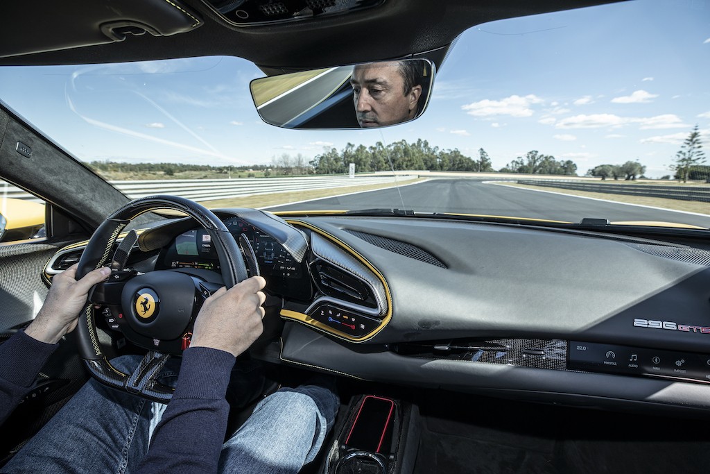 Ferrari 296 GTB: primo contatto con il colibrì di Maranello