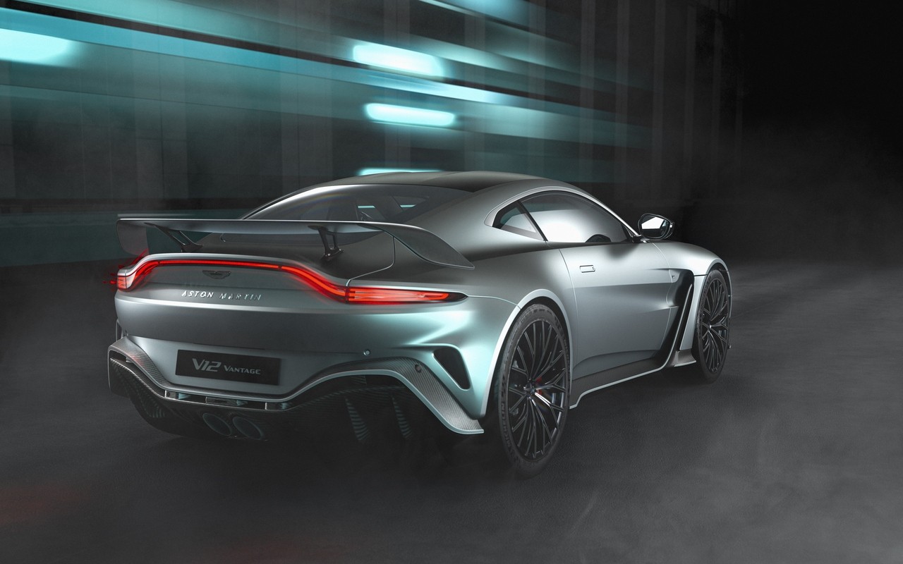 Nuova Aston Martin Vantage V12: le immagini ufficiali