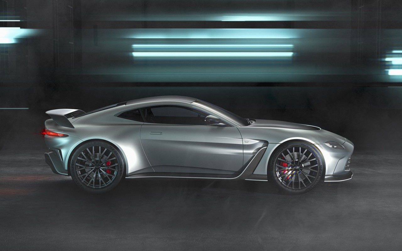 Nuova Aston Martin Vantage V12: le immagini ufficiali