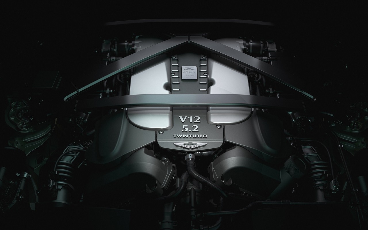 Nuova Aston Martin Vantage V12: le immagini ufficiali