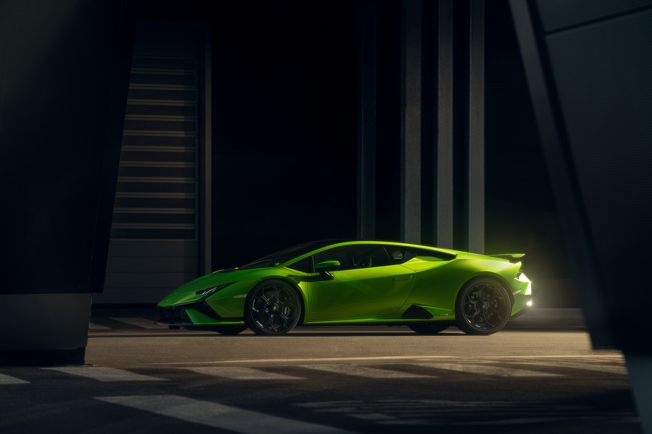 Lamborghini Huracàn Tecnica 2022: immagini ufficiali