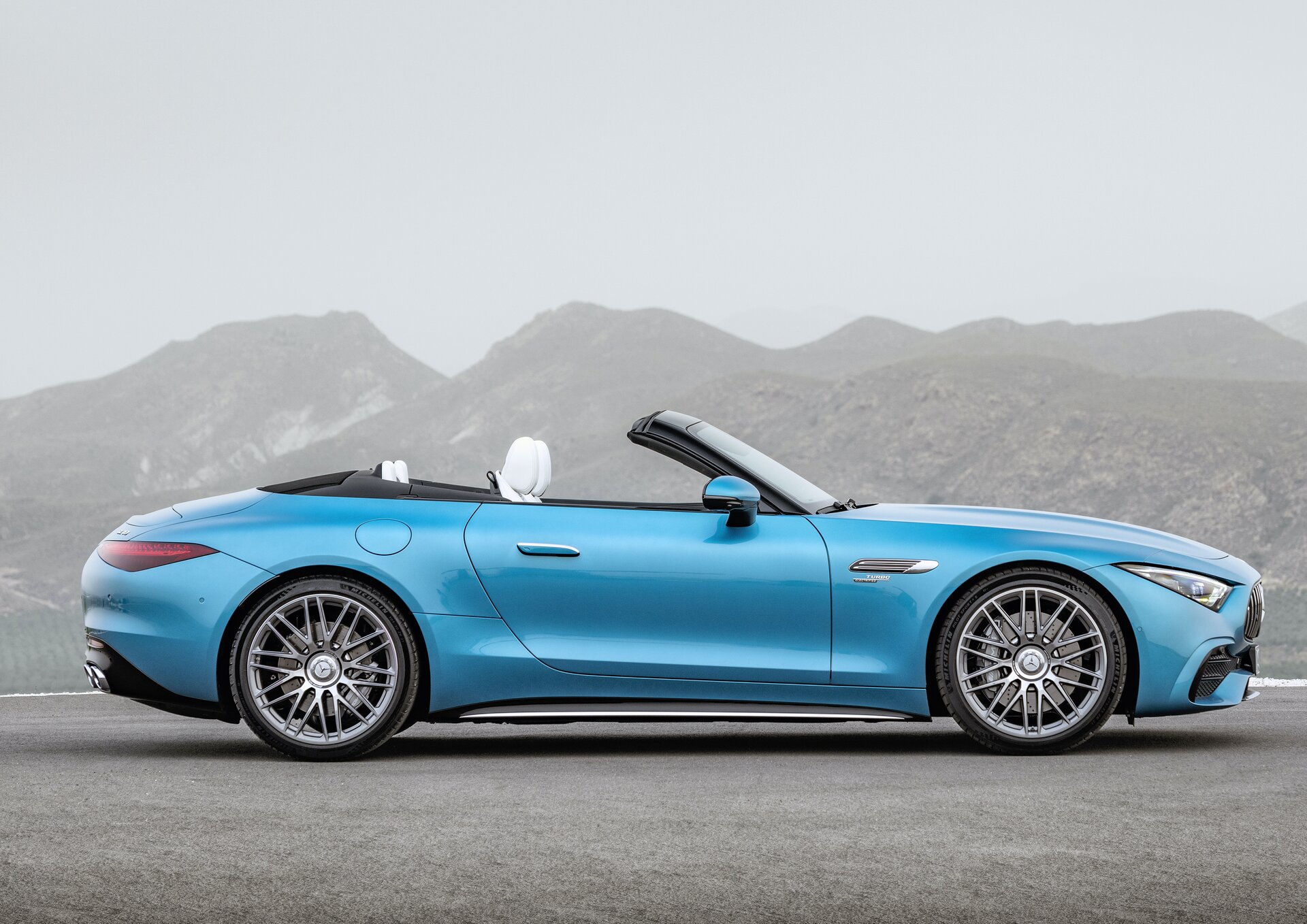 Mercedes-AMG SL 43: immagini ufficiali