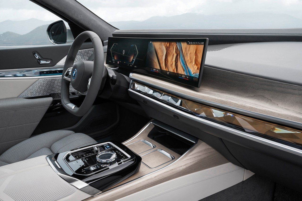 Bmw i7 2022: immagini ufficiali