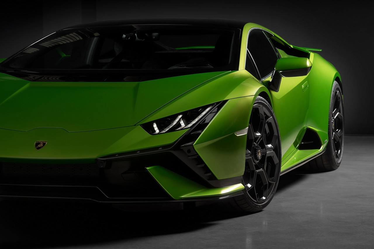 Lamborghini Huracàn Tecnica 2022: immagini ufficiali