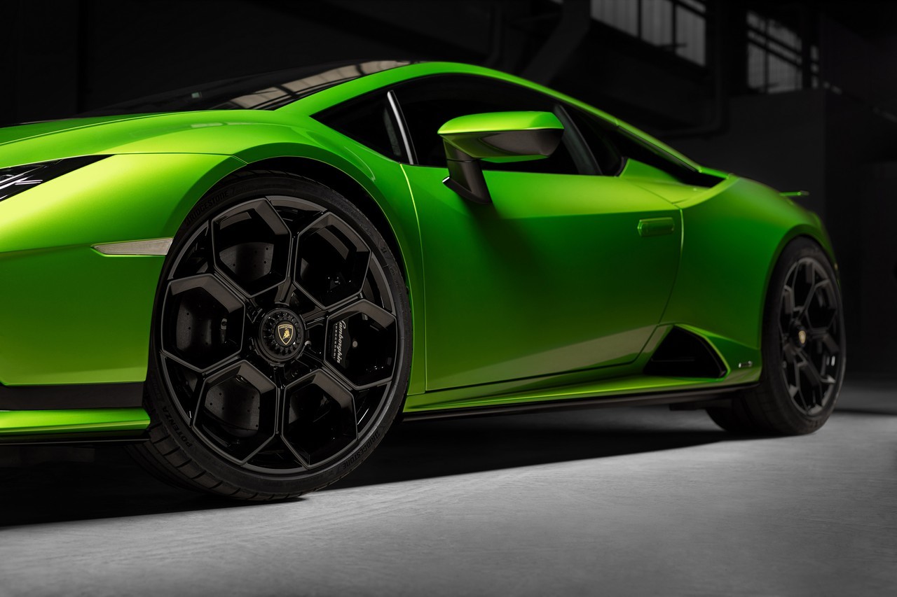 Lamborghini Huracàn Tecnica 2022: immagini ufficiali