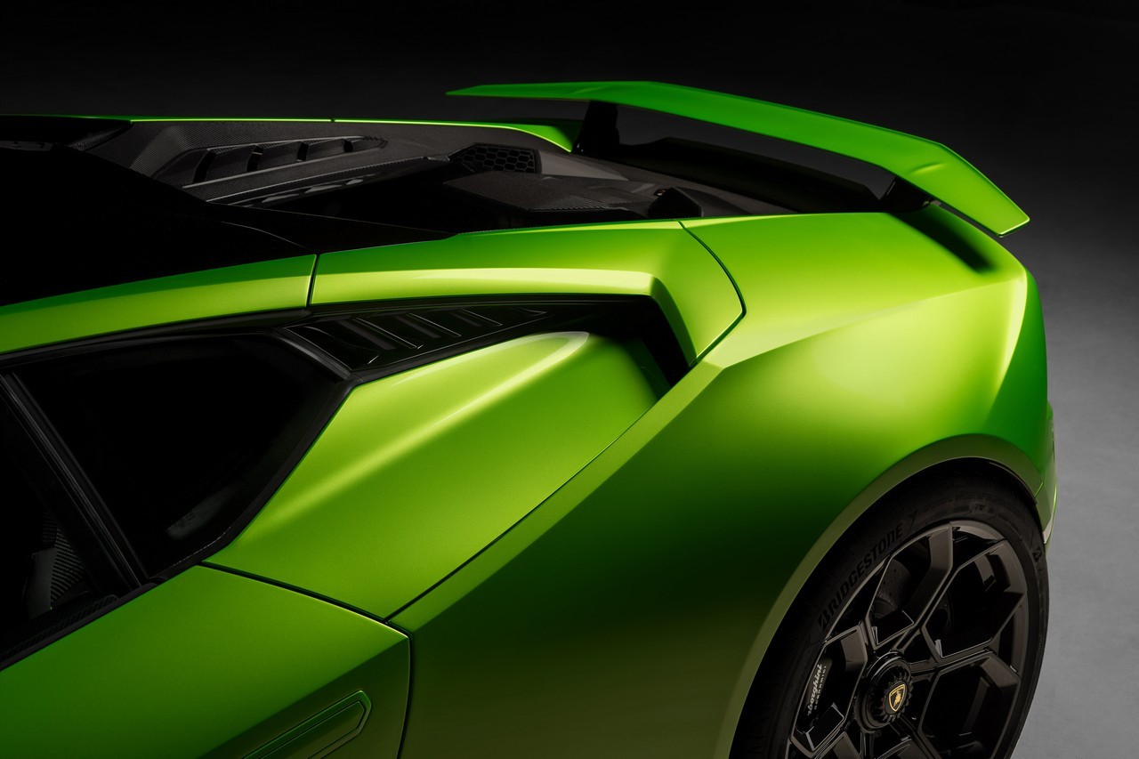 Lamborghini Huracàn Tecnica 2022: immagini ufficiali