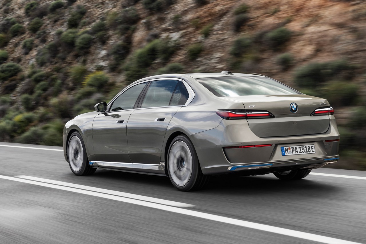 Bmw i7 2022: immagini ufficiali