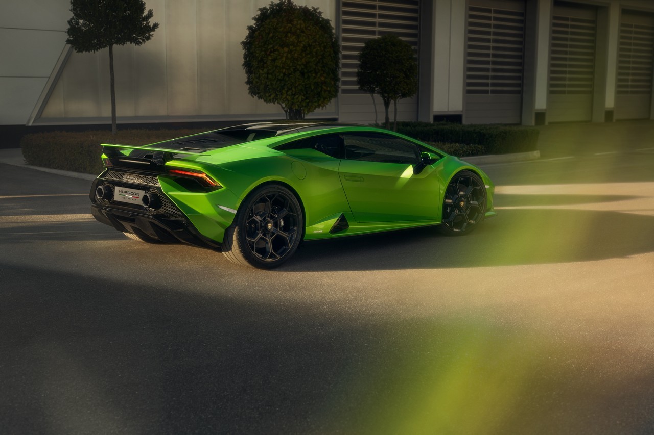 Lamborghini Huracàn Tecnica 2022: immagini ufficiali