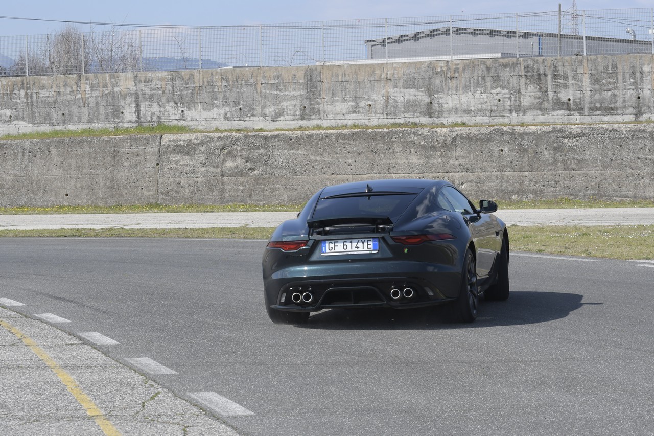 Jaguar F-Type 5.0 V8 R AWD: prova su strada